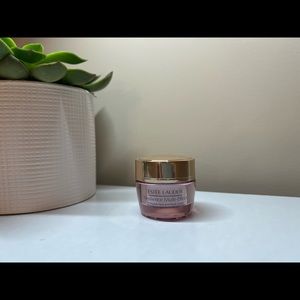 New Estée Lauder Resilience Multi-Effect 
Face and Neck Cream SPF 15/15ml